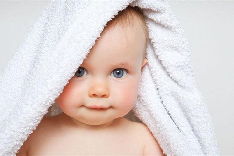 初乳很黄是不是不干净不可以喝？母乳怎么喂养苏州捐卵宝宝？